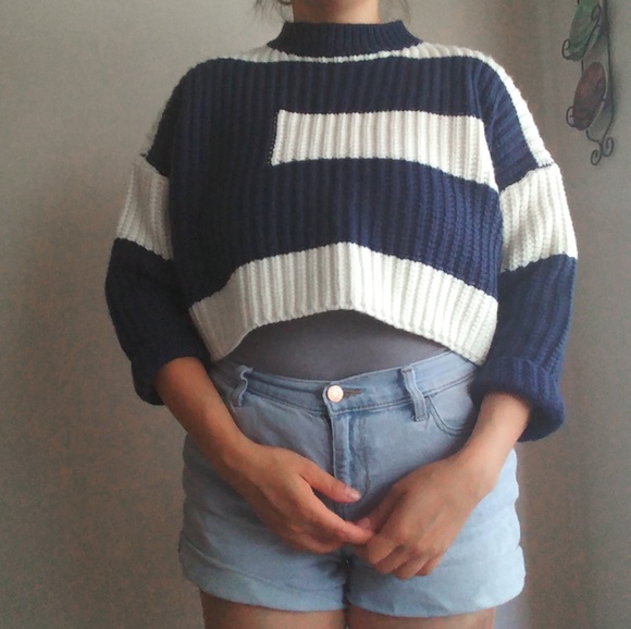 Handmade knitted unisex crop top - Picture 3 of 7